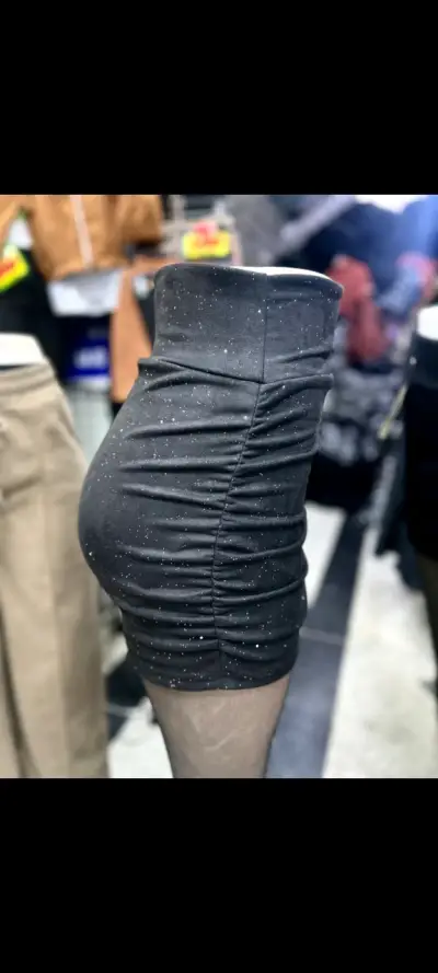 Falda corta negra con diseño ajustado - miniatura 1