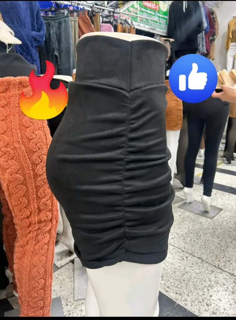 Falda corta negra con diseño ajustado - 2