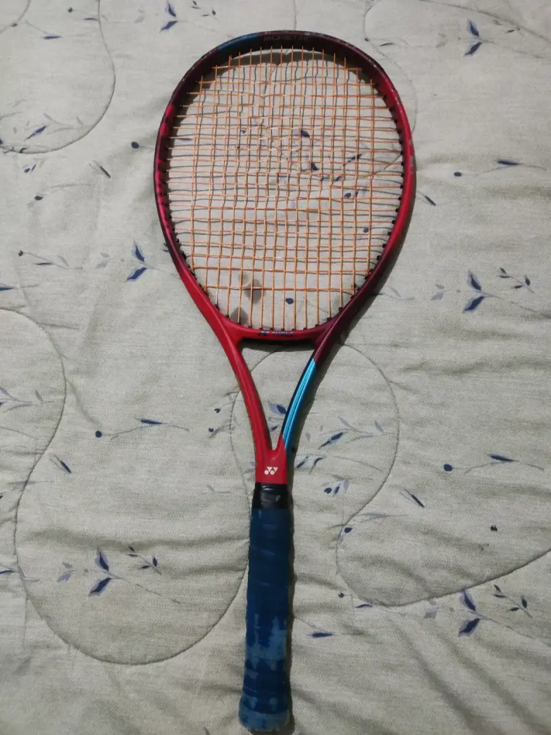 Raqueta de tenis Yonex roja y azul - 1