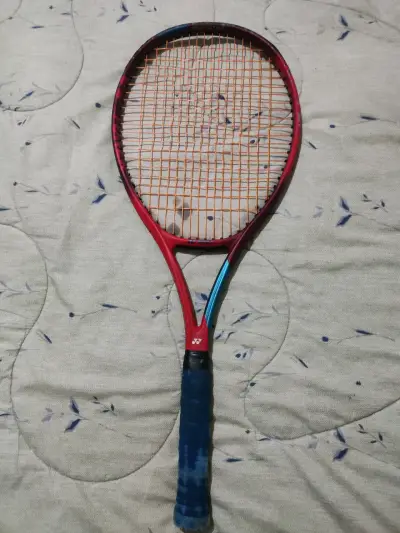 Raqueta de tenis Yonex roja y azul - miniatura 1
