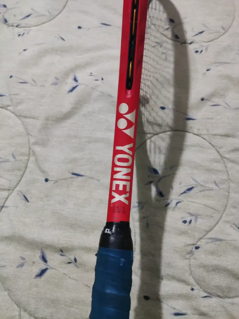 Raqueta de tenis Yonex roja y azul - 3