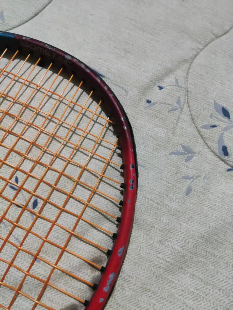 Raqueta de tenis Yonex roja y azul - 4