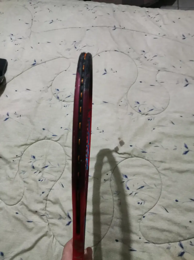 Raqueta de tenis Yonex roja y azul - 5
