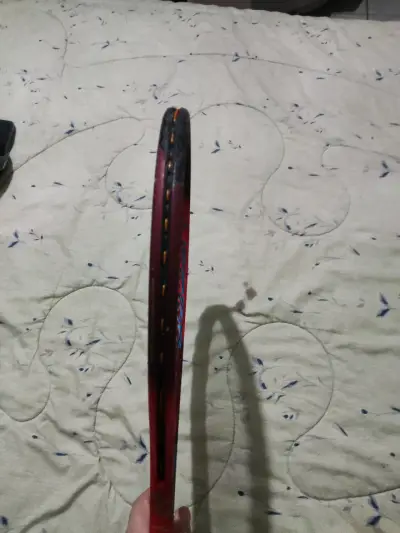 Raqueta de tenis Yonex roja y azul - miniatura 5