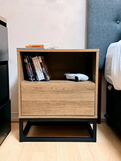Mesa de noche moderna de madera y metal - miniatura 1