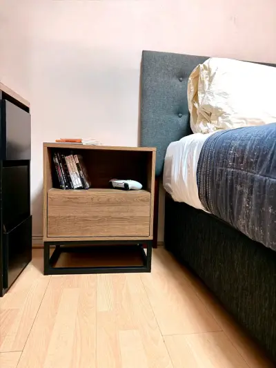 Mesa de noche moderna de madera y metal - miniatura 2