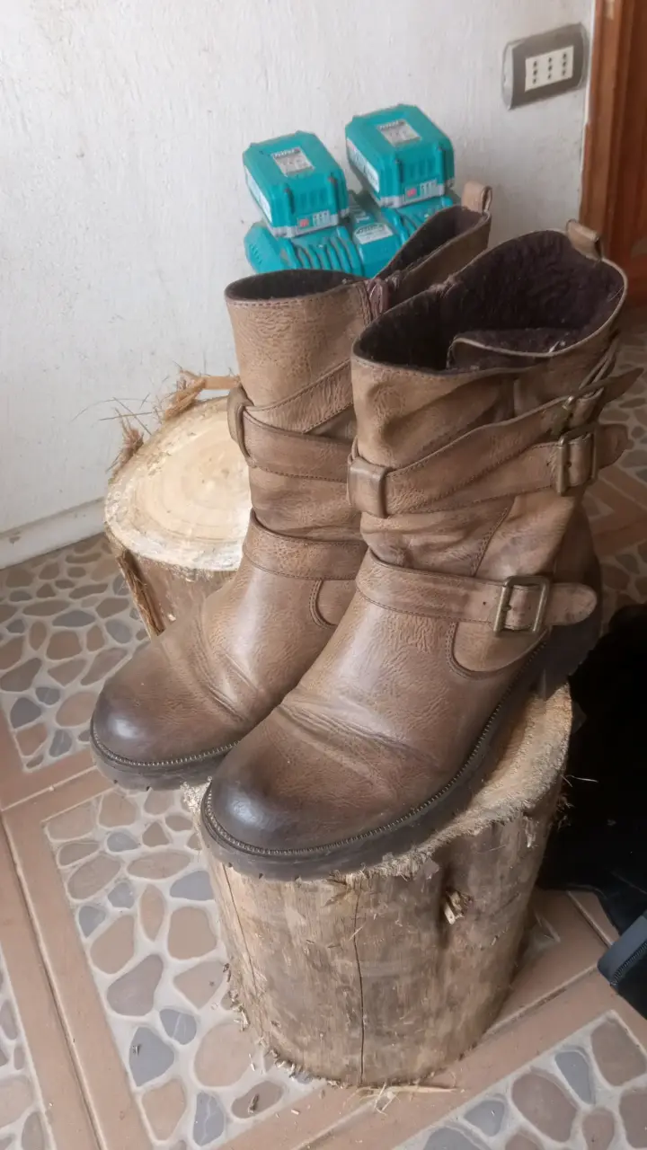 Botas de cuero marrón con hebillas - 1
