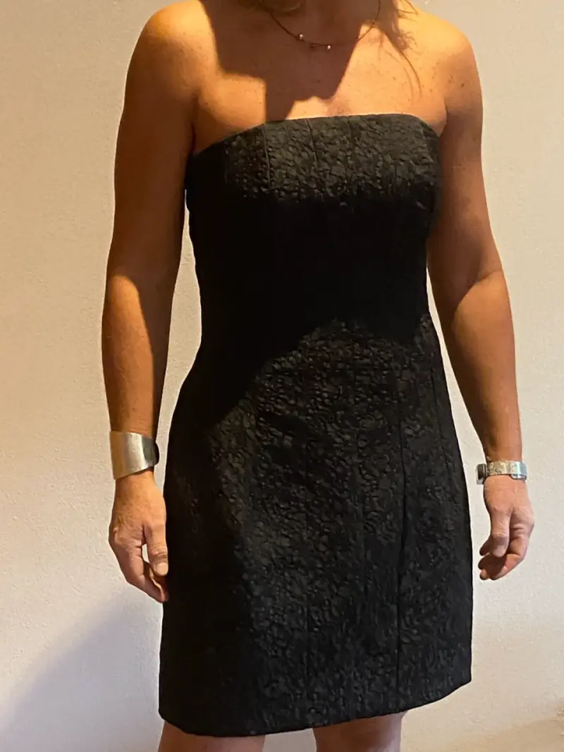 Vestido negro strapless elegante para mujer - 1