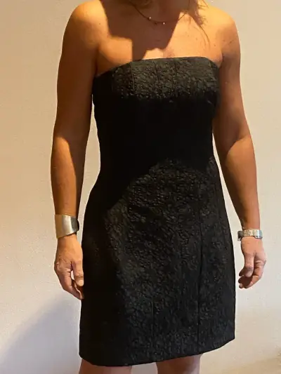 Vestido negro strapless elegante para mujer - miniatura 1