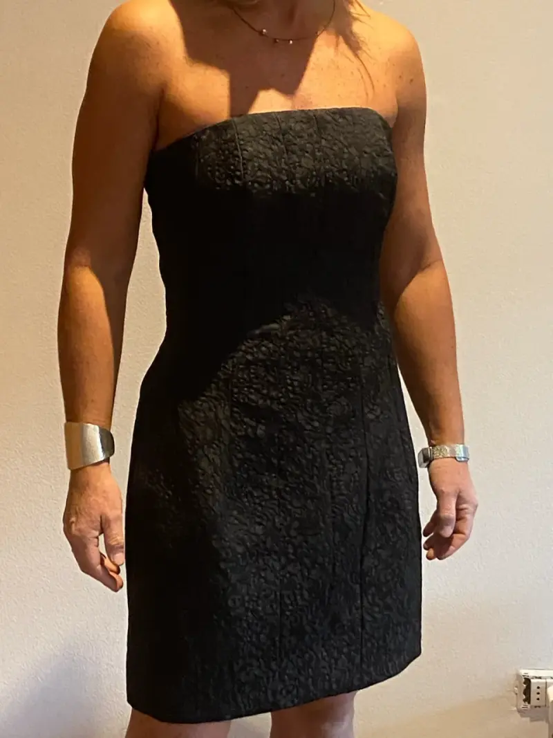 Vestido negro strapless elegante para mujer - 2