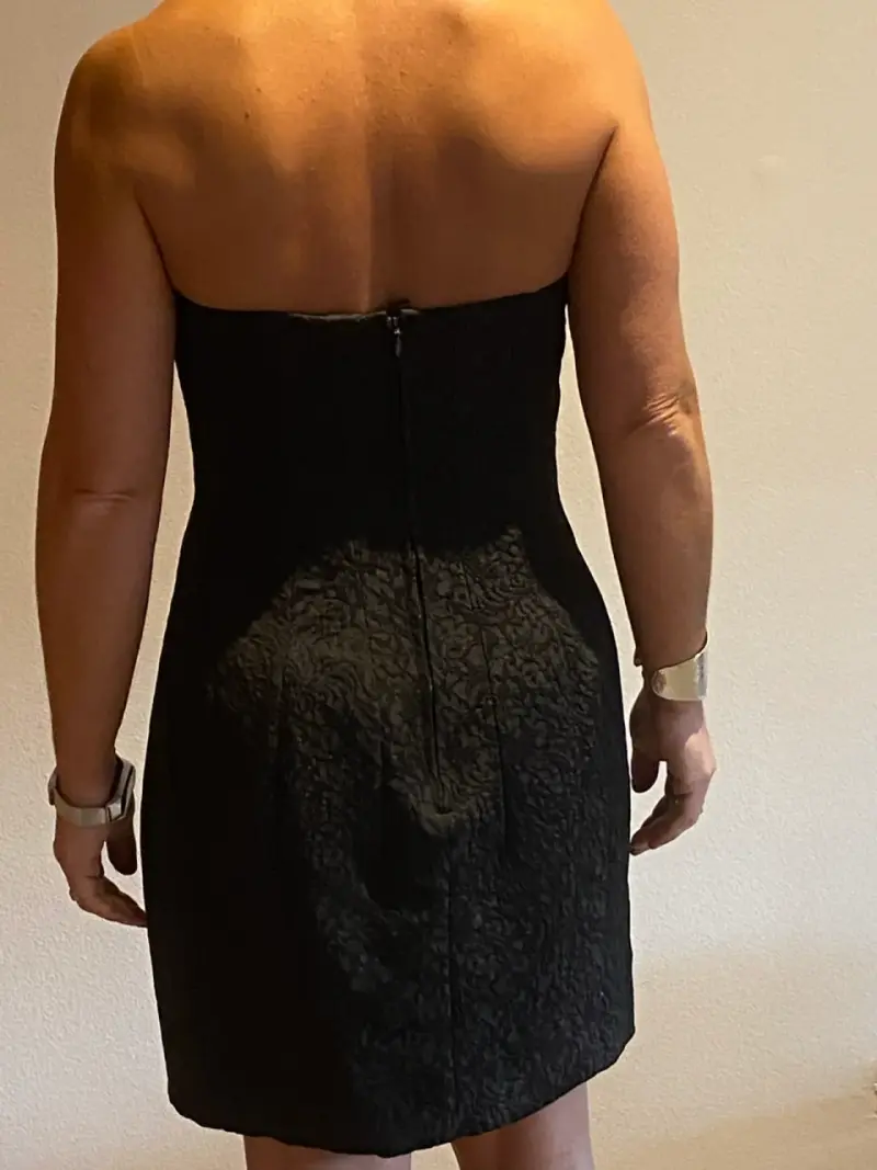Vestido negro strapless elegante para mujer - 3