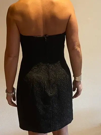 Vestido negro strapless elegante para mujer - miniatura 3