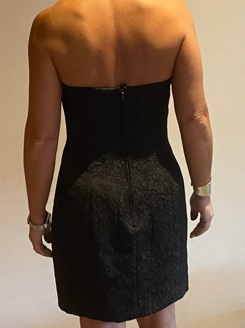 Vestido negro strapless elegante para mujer - 4