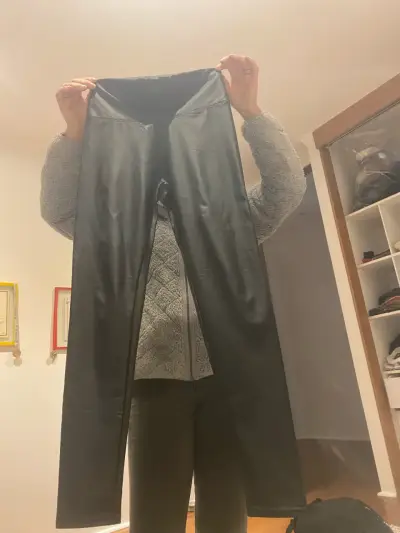 Pantalones de cuero sintético negro para mujer - miniatura 1
