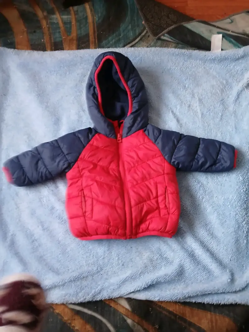Chaqueta acolchada infantil bicolor con capucha