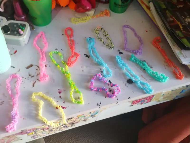 Set de 10 collares de goma elástica coloridas