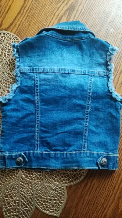 Chaleco de mezclilla sin mangas para niña - miniatura 2