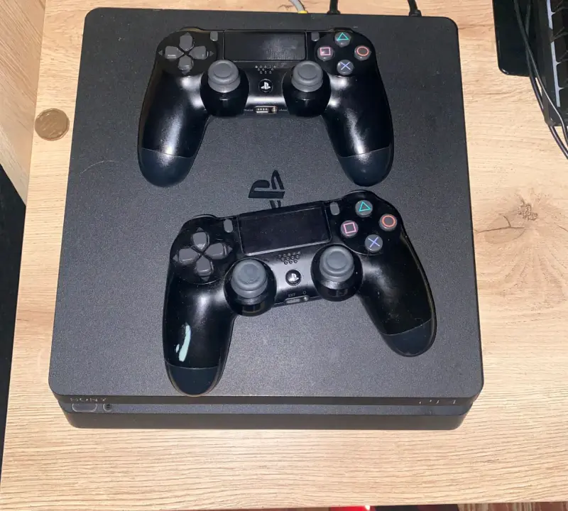 Consola PlayStation 4 con dos controles - 1