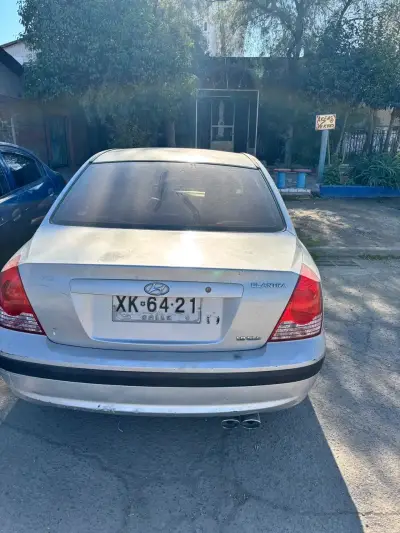 Hyundai Elantra 2004 en buen estado - miniatura 1