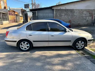 Hyundai Elantra 2004 en buen estado - miniatura 2