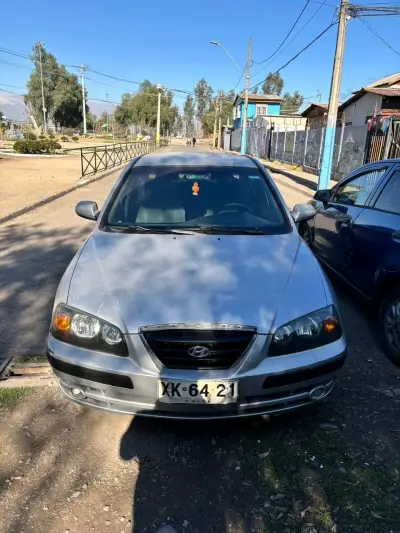 Hyundai Elantra 2004 en buen estado - miniatura 3