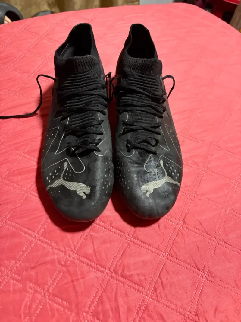 Botines de fútbol Puma negros con diseño moderno - 1