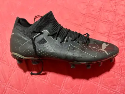 Botines de fútbol Puma negros con diseño moderno - miniatura 2