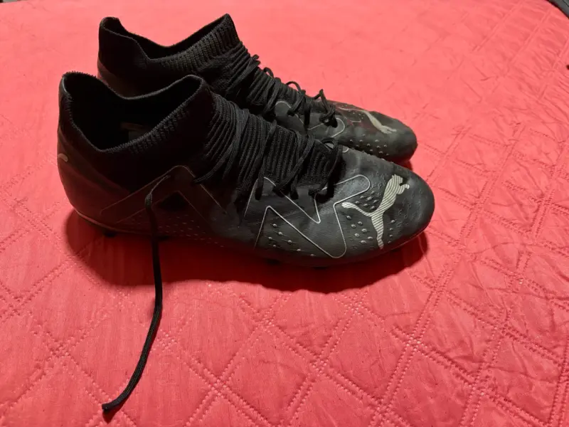 Botines de fútbol Puma negros con diseño moderno - 3