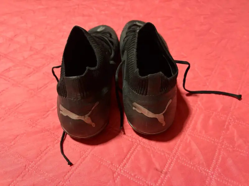 Botines de fútbol Puma negros con diseño moderno - 4