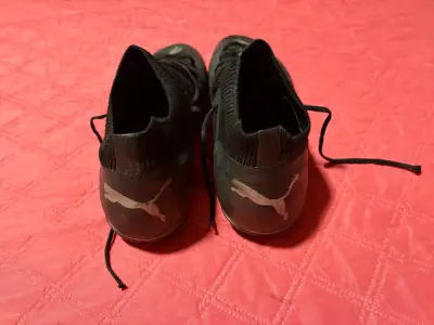 Botines de fútbol Puma negros con diseño moderno - miniatura 4