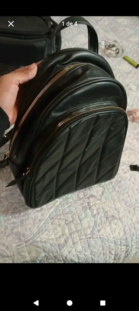 Mochila negra con diseño acolchado y cremalleras doradas - 1
