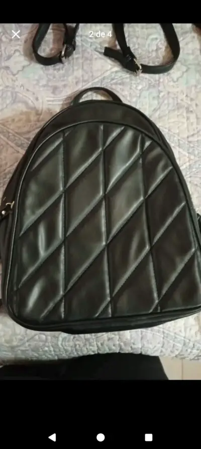 Mochila negra con diseño acolchado y cremalleras doradas - miniatura 2