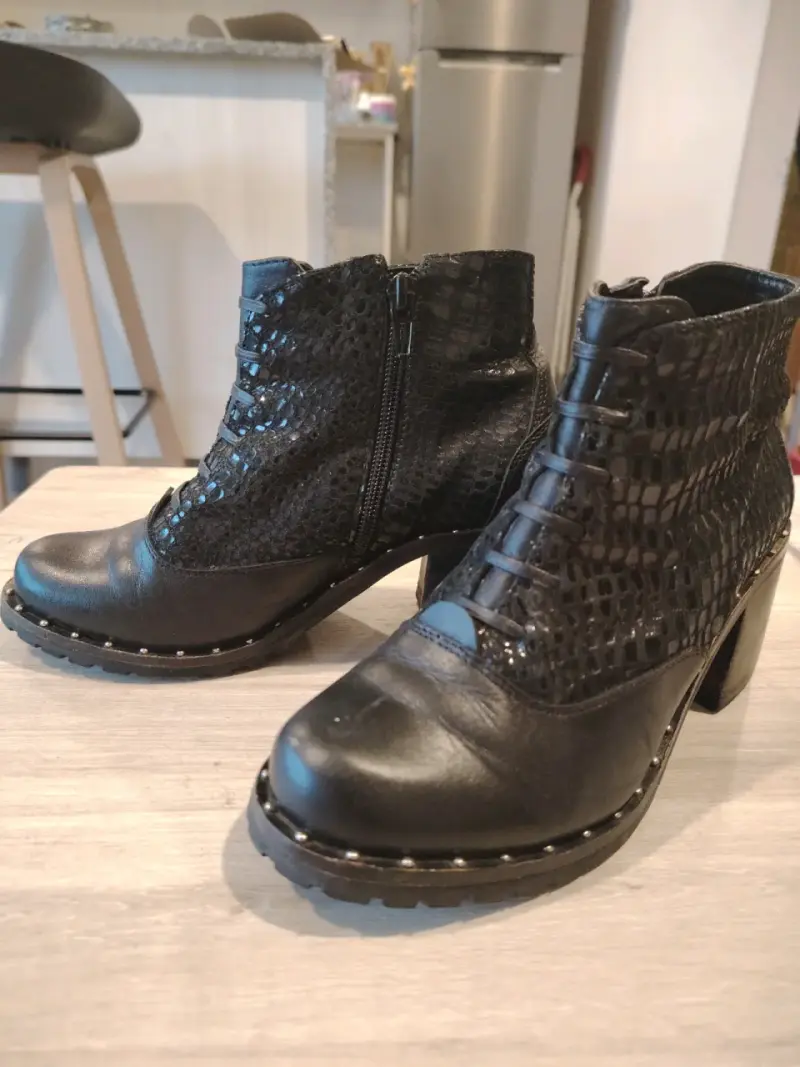 Botines de cuero negro con diseño de serpiente - 1