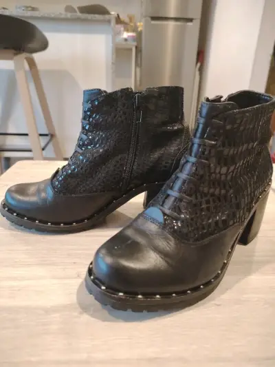 Botines de cuero negro con diseño de serpiente - miniatura 1