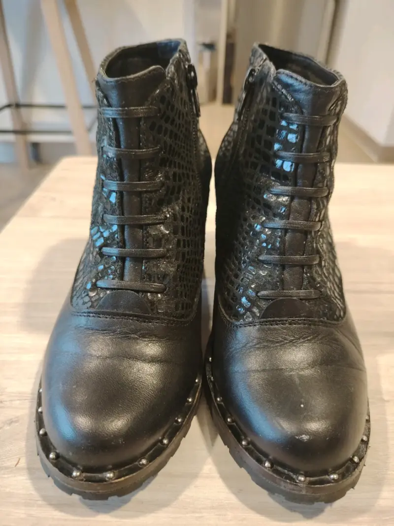 Botines de cuero negro con diseño de serpiente - 2