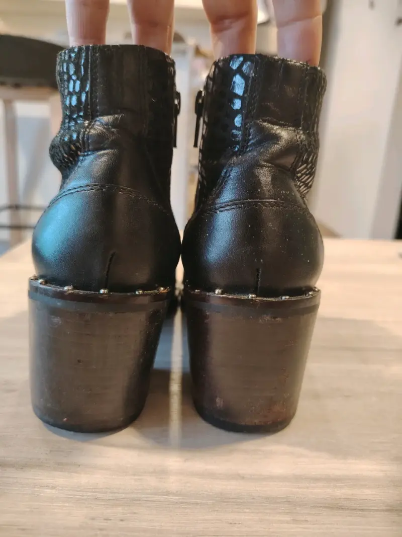 Botines de cuero negro con diseño de serpiente - 3