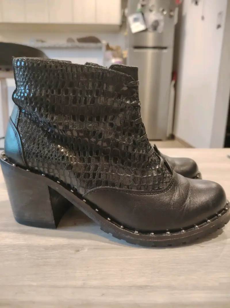Botines de cuero negro con diseño de serpiente - 4