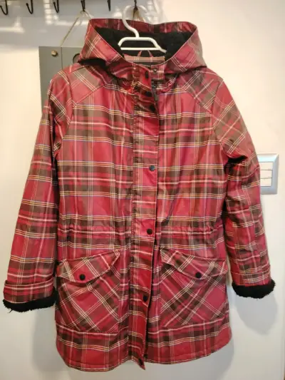 Abrigo impermeable a cuadros rojo con capucha - miniatura 1