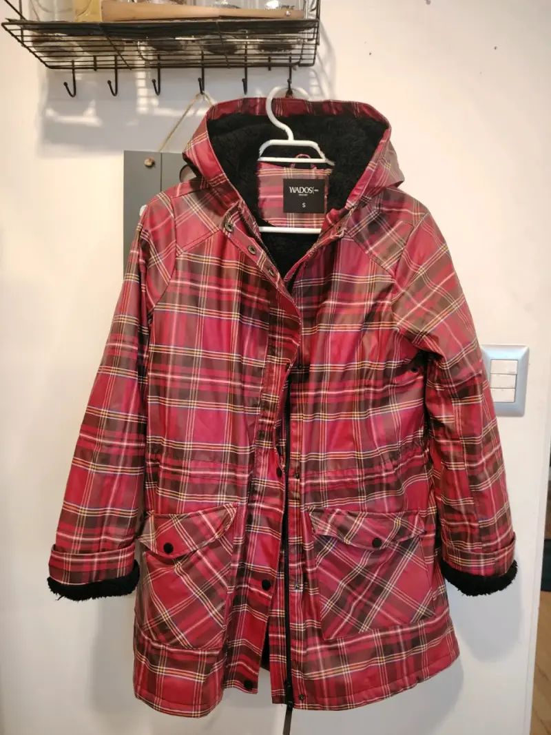 Abrigo impermeable a cuadros rojo con capucha - 2