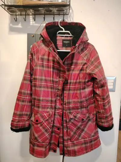 Abrigo impermeable a cuadros rojo con capucha - miniatura 2