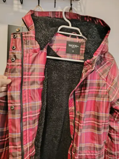 Abrigo impermeable a cuadros rojo con capucha - miniatura 3