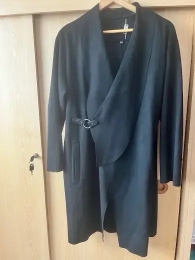 Abrigo negro elegante para mujer con cinturón - 1