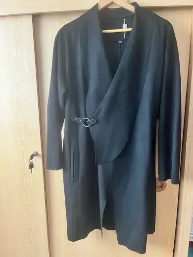 Abrigo negro elegante para mujer con cinturón - miniatura 1