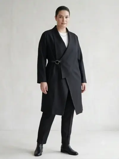 Abrigo negro elegante para mujer con cinturón - miniatura 2
