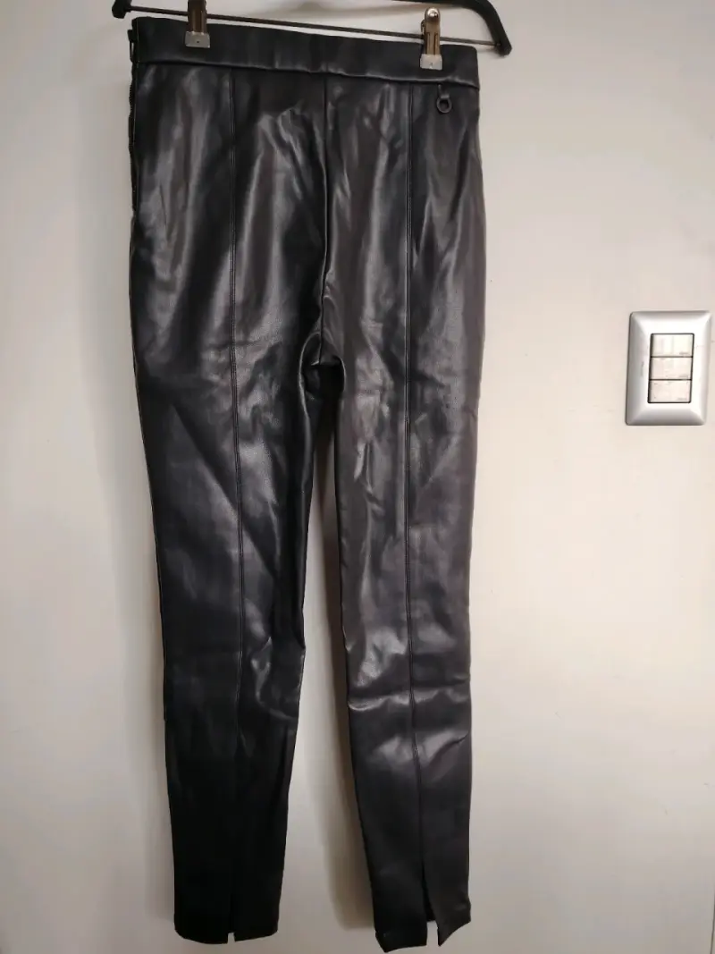 Pantalones de cuero sintético negros para mujer - 1