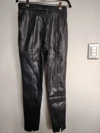 Pantalones de cuero sintético negros para mujer - miniatura 1