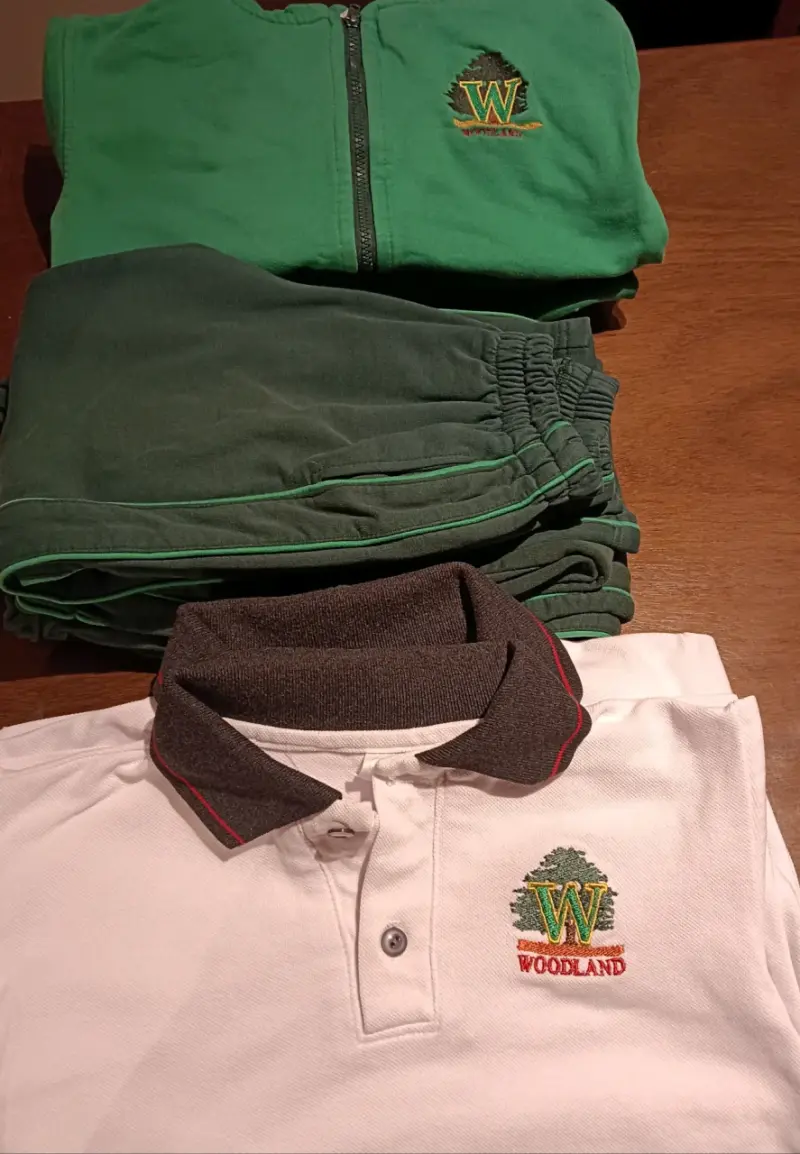 Conjunto escolar Woodland verde y blanco