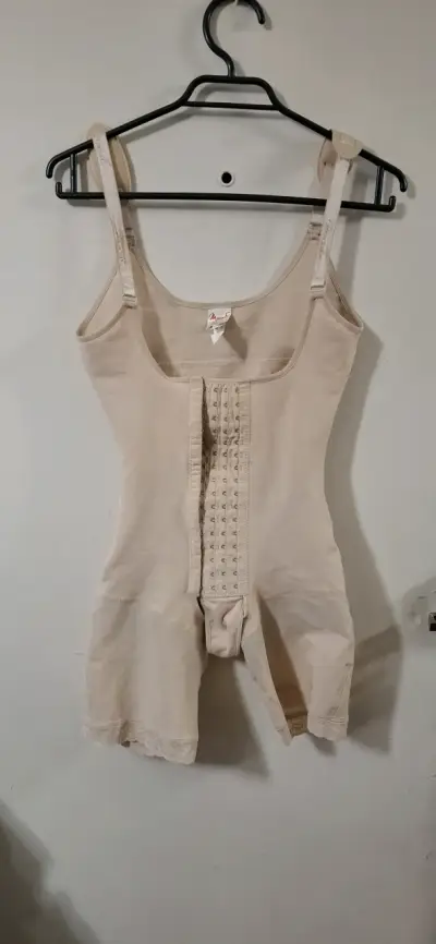 Faja moldeadora beige con tirantes ajustables - miniatura 1