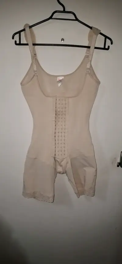 Faja moldeadora beige con tirantes ajustables - miniatura 4