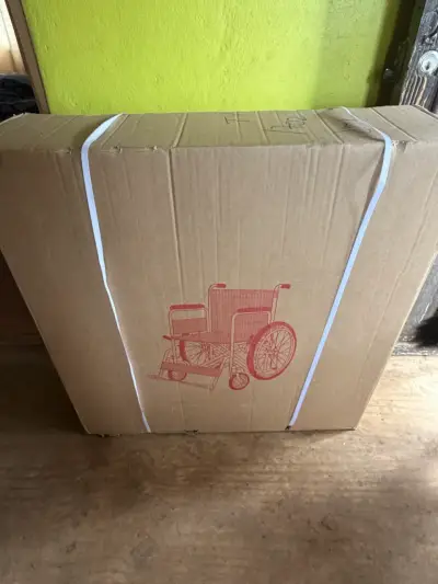 Silla de ruedas plegable nueva en caja - miniatura 1